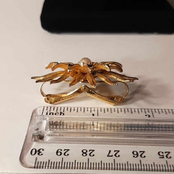 1950's Vintage Goldtone Sunburst Brooch with Pearl Accent & a Hinged Clip - Picture 4 of 14
